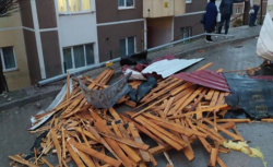 Şiddetli rüzgar bayburt’ta çatıları uçurdu!