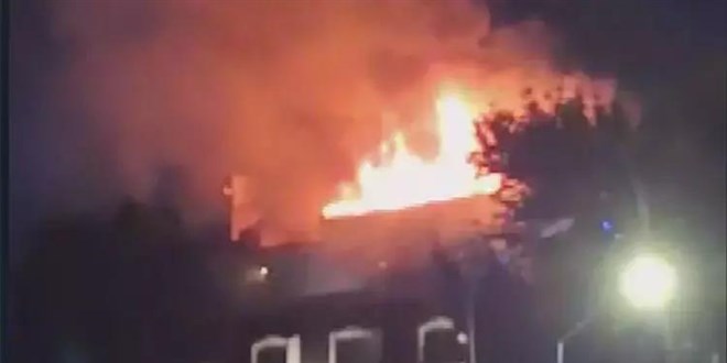 İstanbul Kadıköy’de yangın son dakika Kadıköy dumanlara teslim oldu
