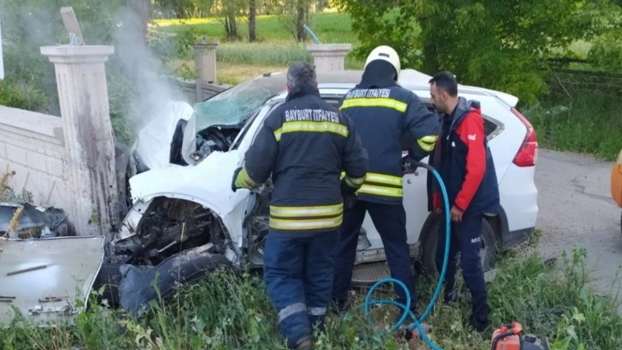 Bayburt’ta istinat duvarına çarpan sürücü yaralandı