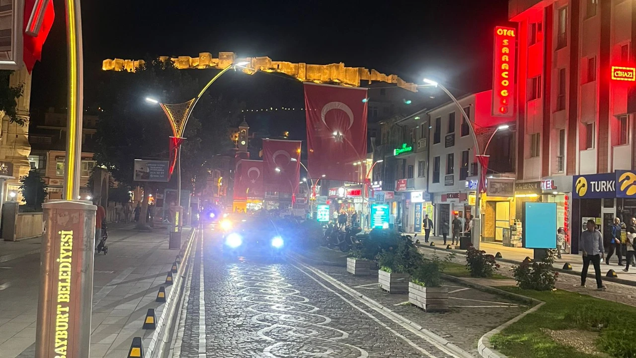Bayburt’ta Cumhuriyet Caddesi Kırmızı Beyaza Büründü