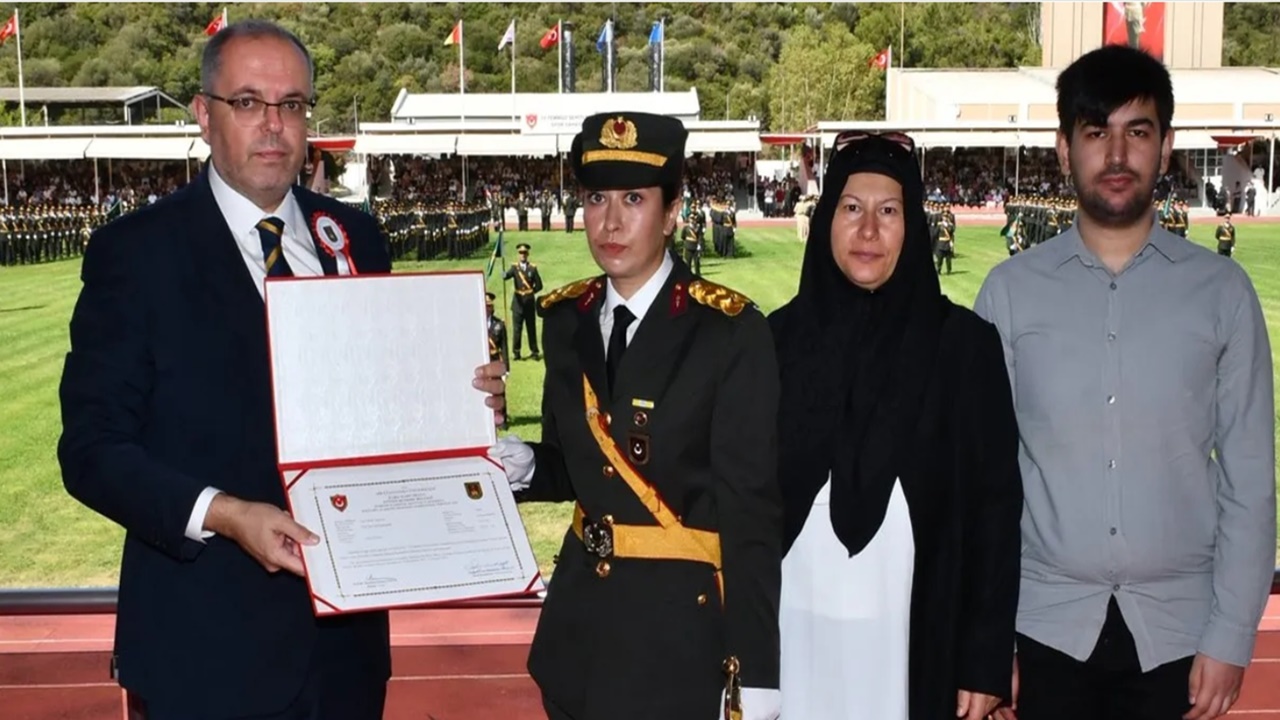 15 Temmuz Şehidi Ömer Halisdemir’in Kızı Teğmen Olarak Mezun Oldu