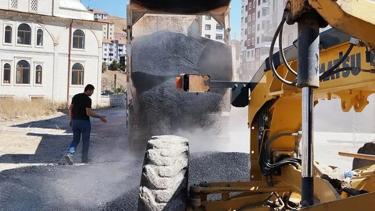 Bayburt Belediyesi’nden Yoğun Mesai: Yol, Temizlik ve Haşereyle Mücadele Çalışmaları Sürüyor