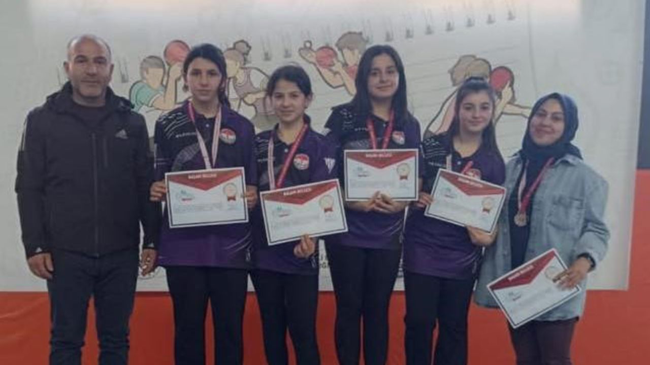 Bayburt’un Yıldızları Masada Parladı: Mehmet Akif Ersoy Ortaokulu Türkiye Finallerine Yükseldi