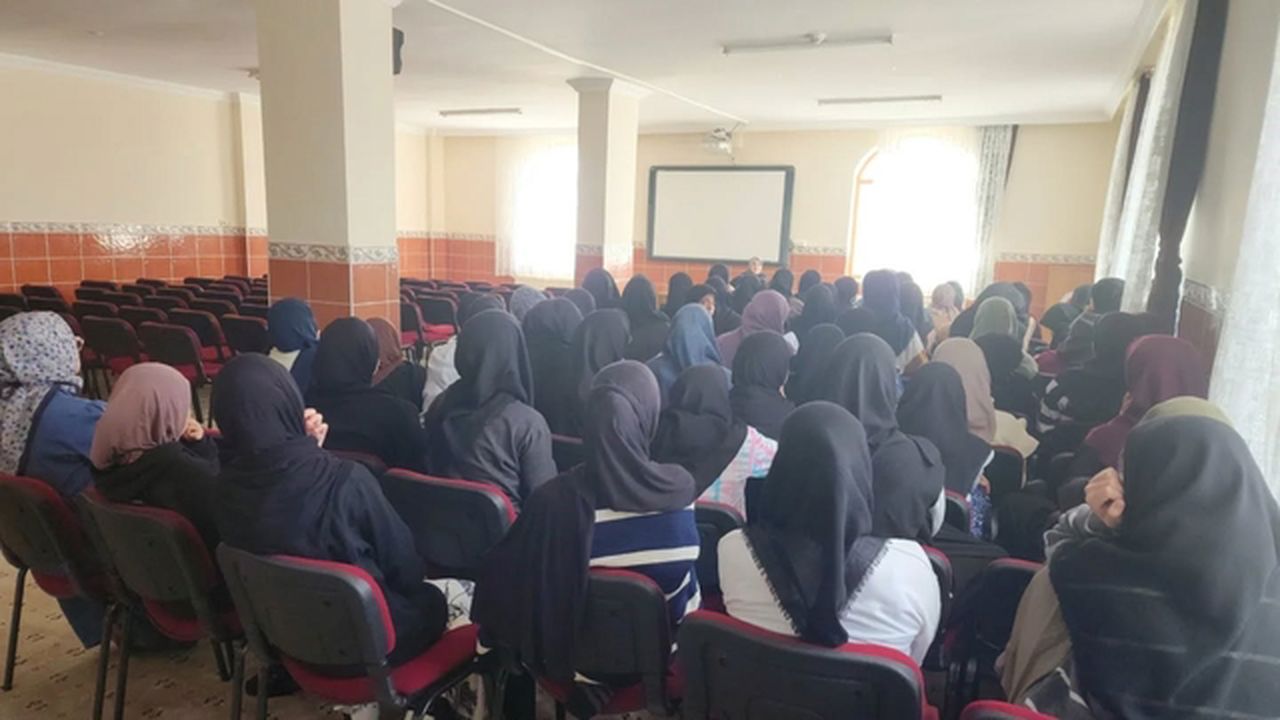 Bayburt’ta Kur’an kursu öğrencilerine iletişim adabı semineri