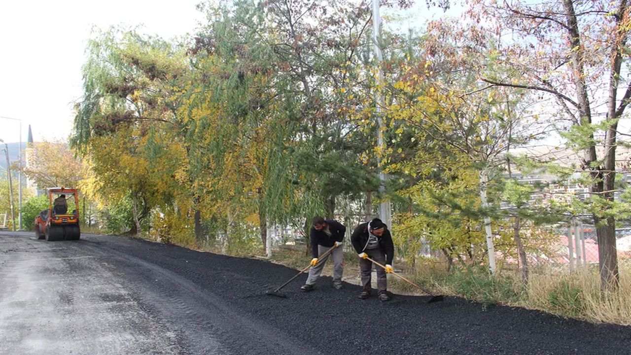 Bayburt Belediyesi’nden kent genelinde temizlik ve onarım mesaisi
